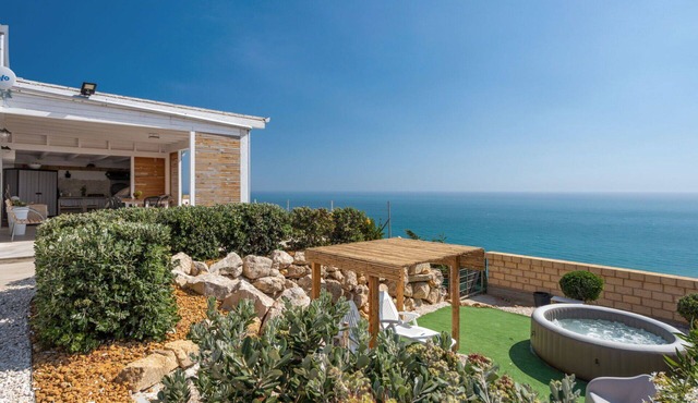 Wonderful private villa for 6 guests with A/C, WIFI, TV, terrace, pets allowed and panoramic view