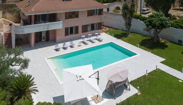 Wonderful villa for 8 guests with A/C, WIFI, private pool, hot tub, TV and terrace
