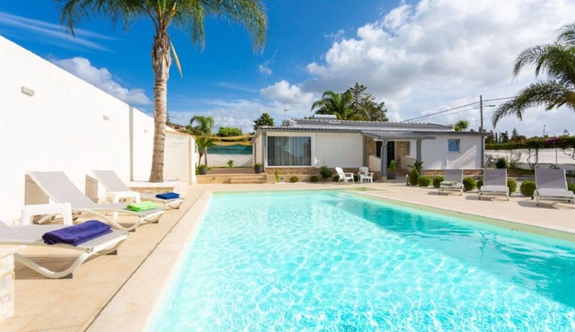 Wonderful villa for 8 people with WIFI, A/C, private pool and TV
