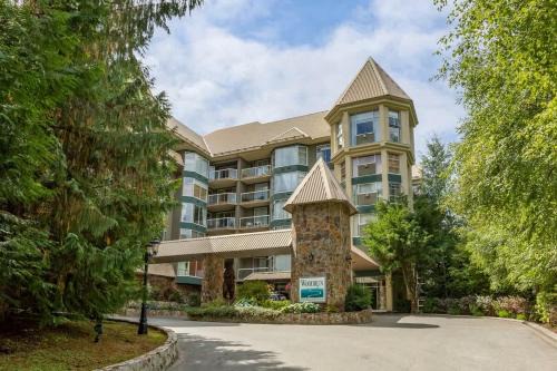 Woodrun Lodge 414 | Cozy Ski-In Ski-Out Condo w/Shared Hot Tub, Pool, Fireplace, & Parking