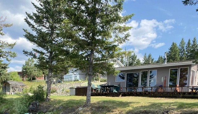 Woods Waterside Cottage on Chimney Lake