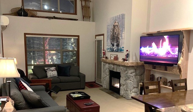 XL Luxury Penthouse. The Aspens. Pool, 3 hot tubs, A/C,BBQ, CCTV bike cage, Wii.
