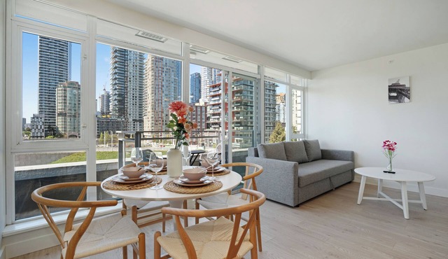Yaletown Condo: Modern 1BR+Den | Air Conditioning | Free Parking | Seawall