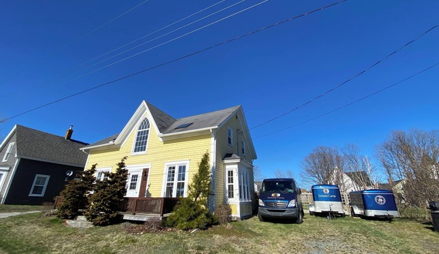 Yellow House-minutes from the park, beach, and walking trail-Pet Friendly
