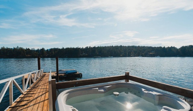 Your Cozy Seaside Sanctuary & Private Spa Getaway – 5 Min to Town!