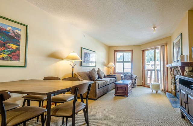 1 bedroom apartment in village centre, ski in/out