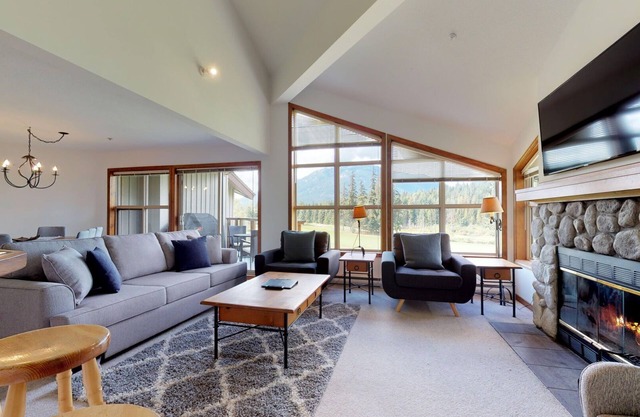 3BR | Blackcomb Greens | King Bed | Jacuzzi Tub | Fireplace | Private Balcony | Parking