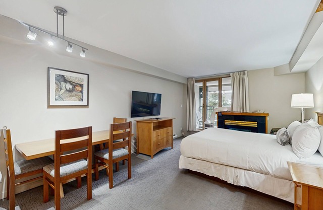 4th-floor mountain studio with gym, balcony, fireplace, washer/dryer, kitchen