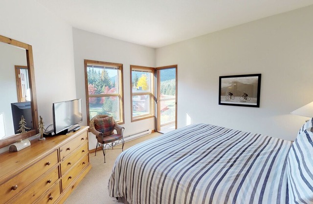 Bright & Beautiful 3BR Townhome - Stunning Golf Course Setting by Harmony Whistler