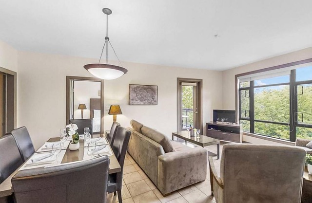 Bright Corner Apartment w/ Lake View 418