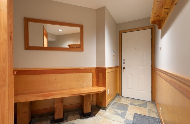 Charming Mountainside Townhome w/Hot Tub +Parking