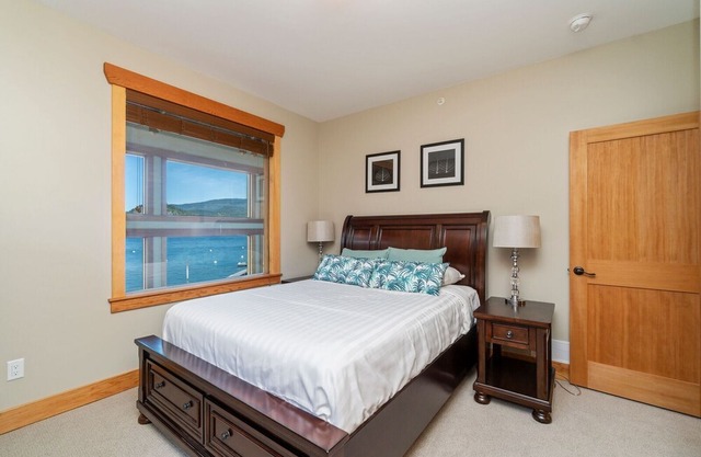 "true" Shuswap Lakefront Property - Lake Access out Your Back Door!