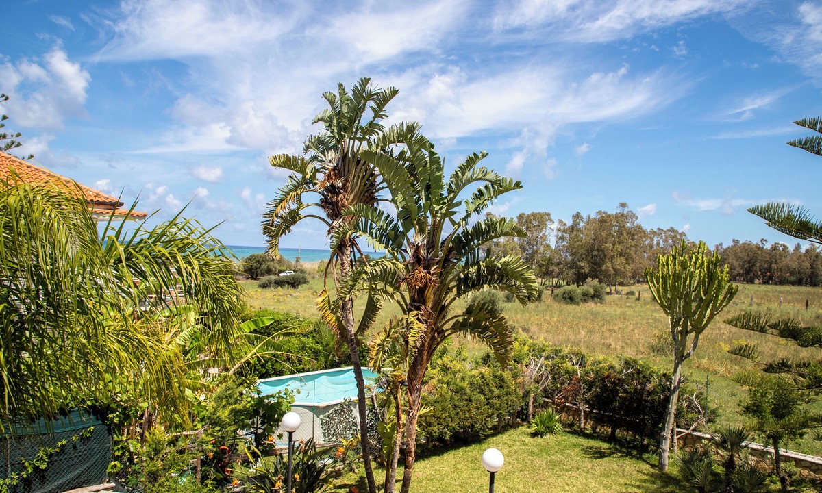 Acquedolci Villa | AMAZING VILLA WITH GARDEN ON THE BEACH