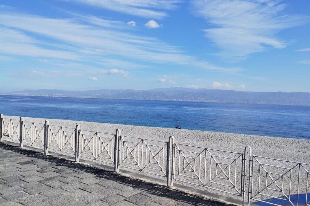 Mili San Pietro Apartment | La Camera nel Villaggio Vicina al Polo San Filippo Sede di Concerti a Messina