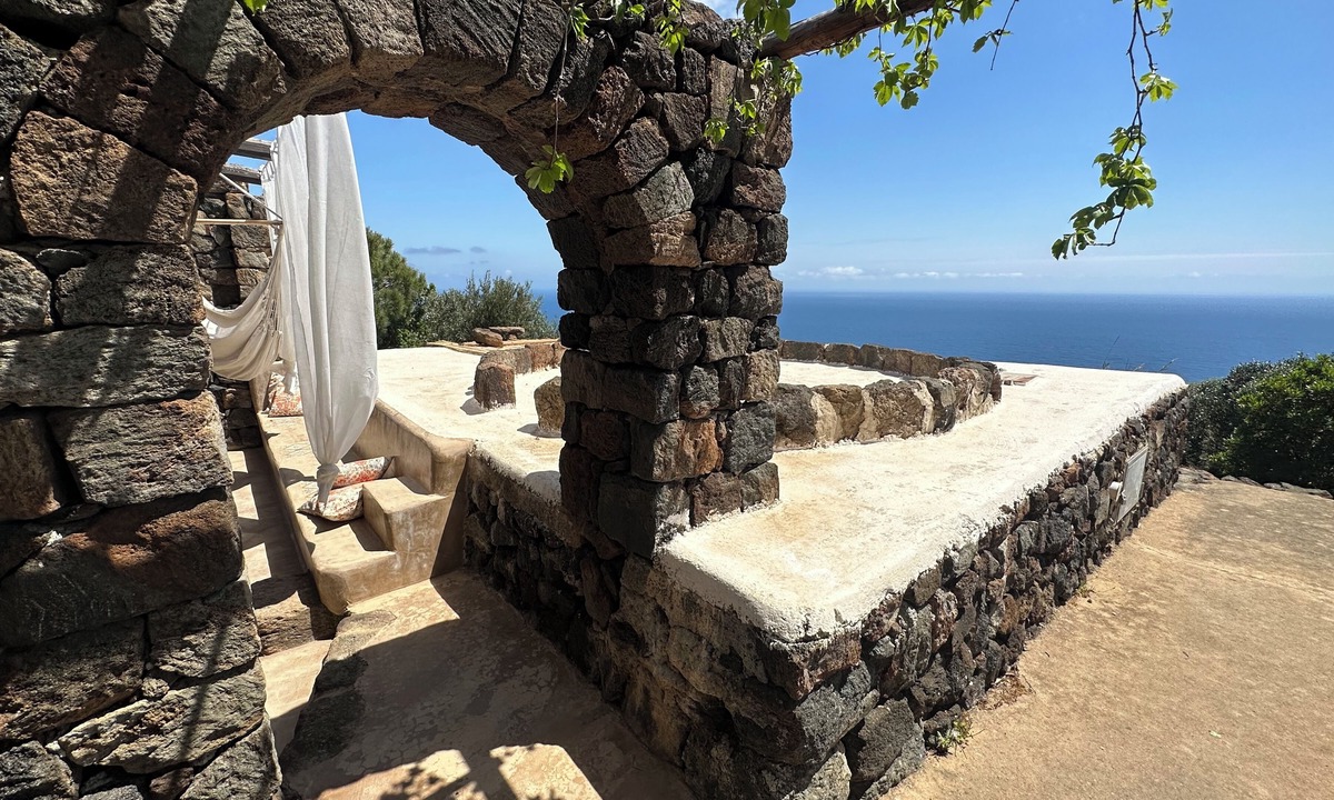 Pantelleria House | Masdar:il dammuso al sorgere del sole