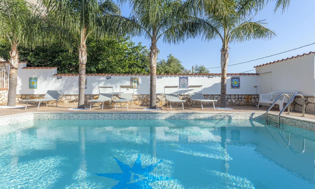Cinisi House | Holiday Home 'Villa Antonio' with Sea View, Wi-Fi and Air Conditioning