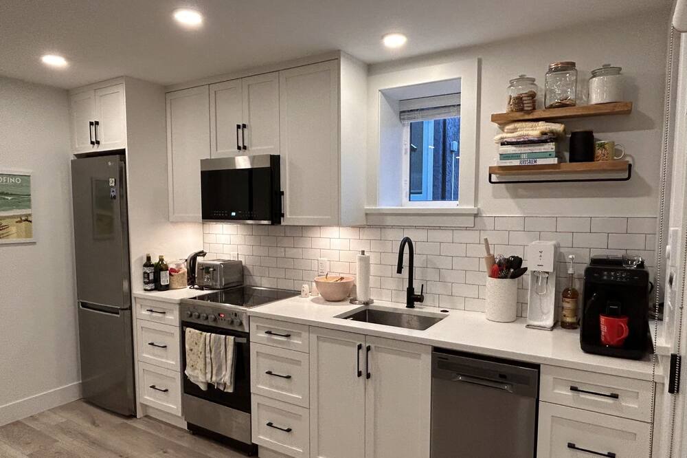 Kerrisdale Apartment | Enjoy easy access from this perfectly located brand new one bedroom suite.