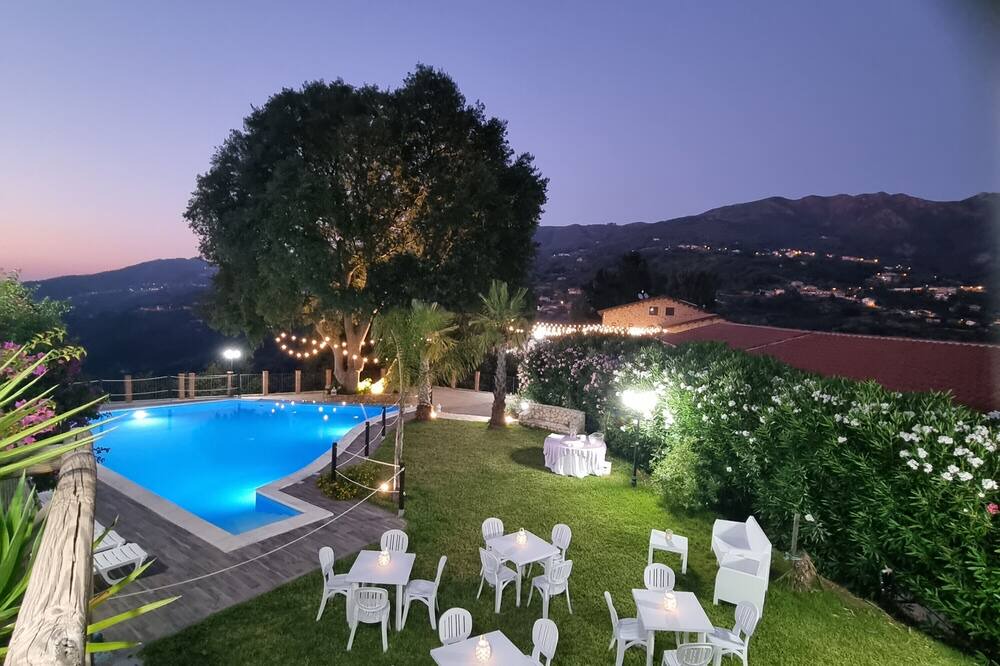 Sant'Angelo di Brolo House | Holiday Home 'Arcaloro Resort Rooms Infinito' with Sea View, Wi-Fi and Air Conditioning