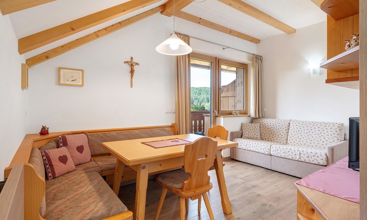 Collalbo Apartment | Apartment 'Morgenrot' with Mountain View, Shared Terrace and Wi-Fi