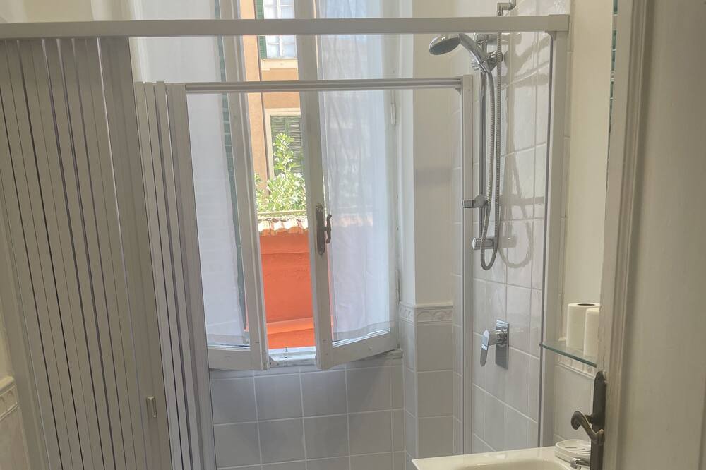 Photo of Bathroom in Suburbio XI della Vittoria
