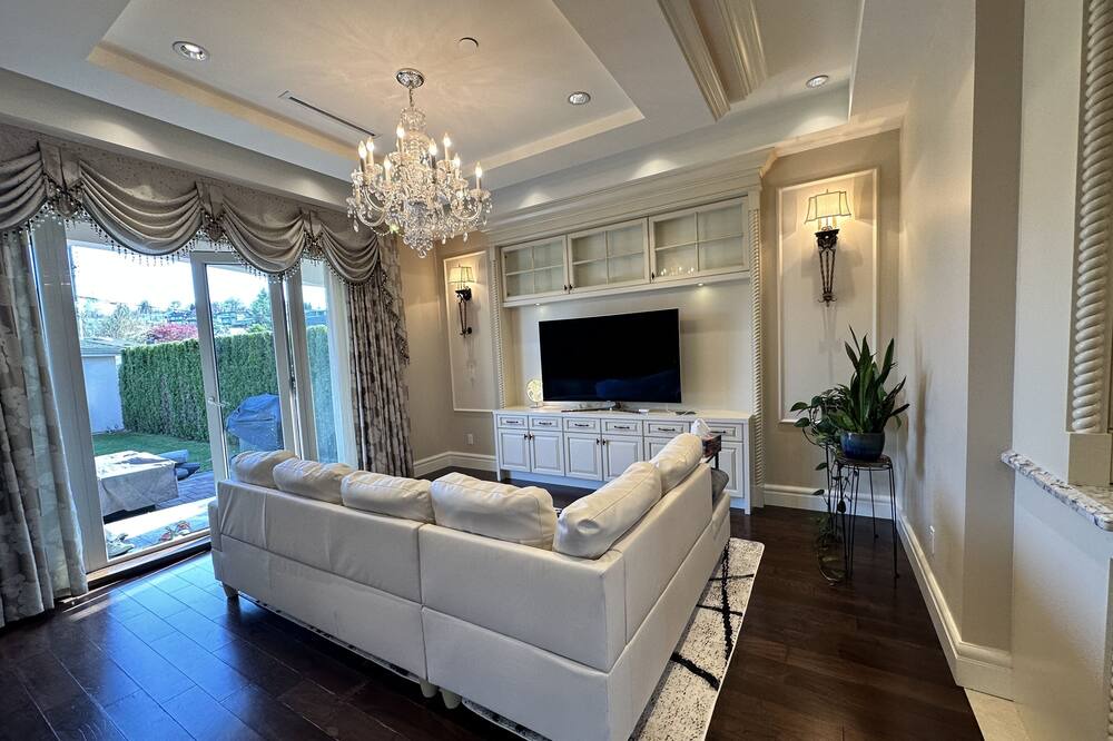Photo of Livingroom in Arbutus Ridge