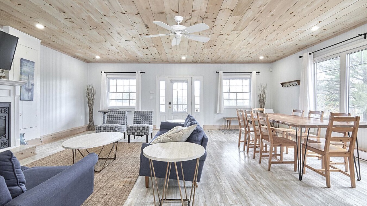 Photo of Livingroom in Honey Harbour