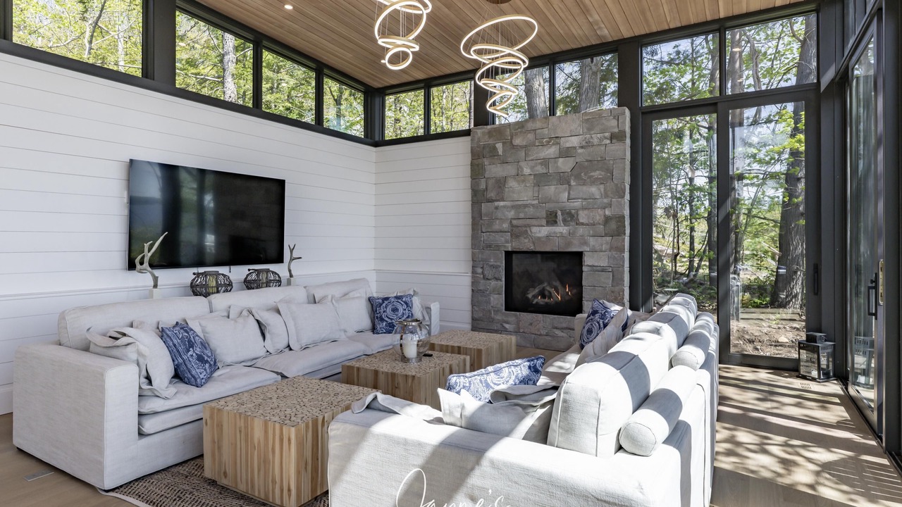 Photo of Livingroom in Port Carling