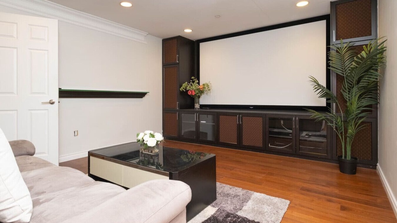Photo of Livingroom in Arbutus Ridge