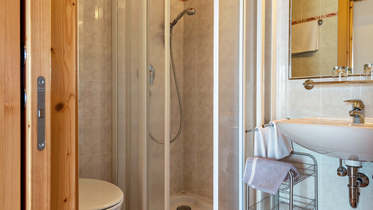Photo of Bathroom in Lajen