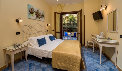 Classic Quadruple Room, Patio