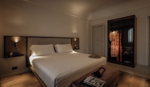 Deluxe Suite, 1 King Bed, Sauna, Courtyard View