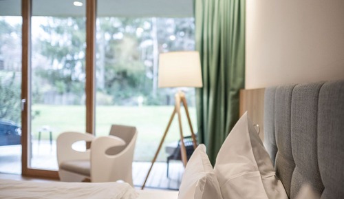 Classic Suite, 1 Queen Bed, Patio, Garden View