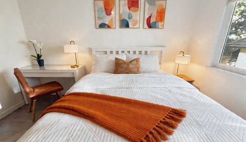 Comfort Room, 1 Queen Bed, Non Smoking, Shared Bathroom