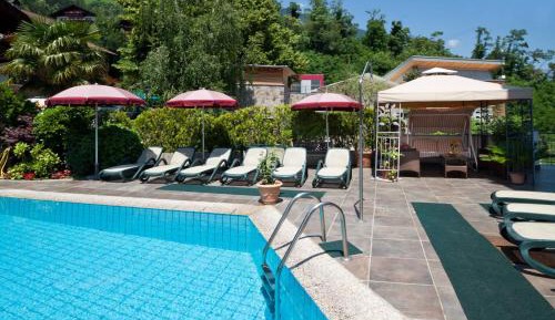 Two-Bedroom Deluxe Apartment with Garden View