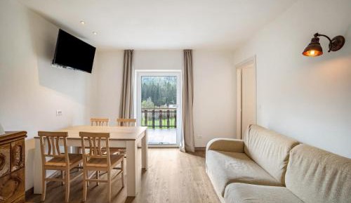 One-Bedroom Apartment with Lake View