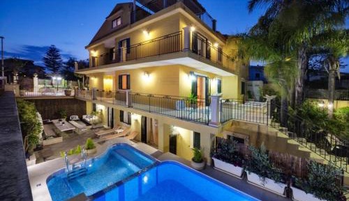 Villa with Garden View