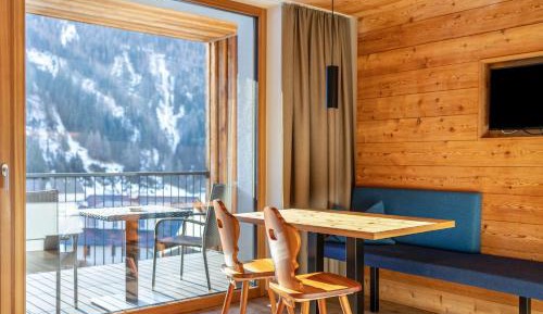 Two-Bedroom Deluxe Apartment with Garden View