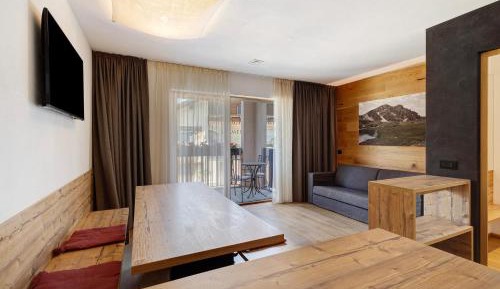 Two-Bedroom Deluxe Apartment with Balcony