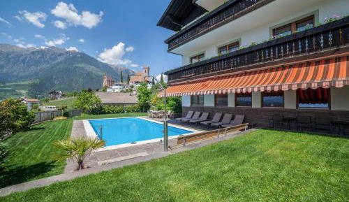 Two-Bedroom Deluxe Apartment with Garden View