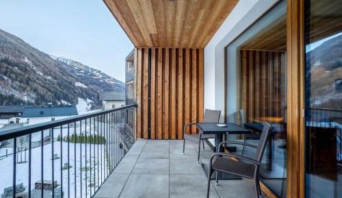 Two-Bedroom Deluxe Apartment with Garden View