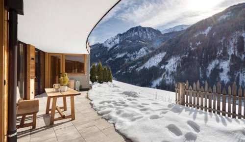 Two-Bedroom Deluxe Apartment with Garden View