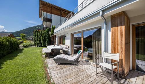 Two-Bedroom Deluxe Apartment with Garden View