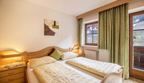 Two-Bedroom Deluxe Apartment with Balcony