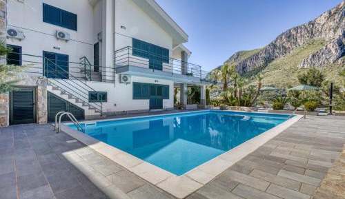 Two-Bedroom Apartment with Terrace and Sea View
