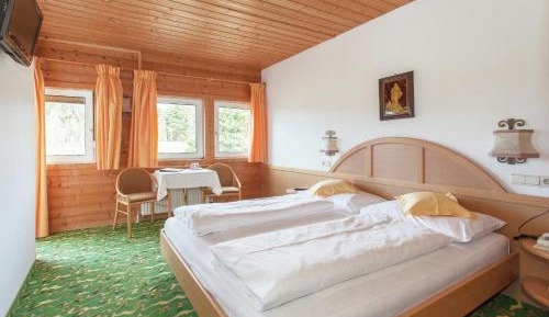 Family Room (2 Adults + 1 Child)