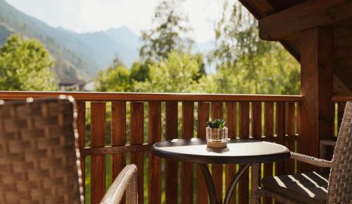 Two-Bedroom Apartment with Mountain View