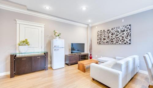 Deluxe Queen Suite