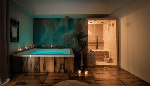 Deluxe Suite with Jacuzzi