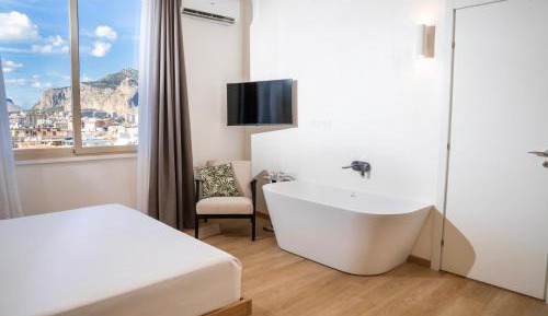 Deluxe Double Room with Bath