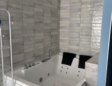 King Room with Spa Bath